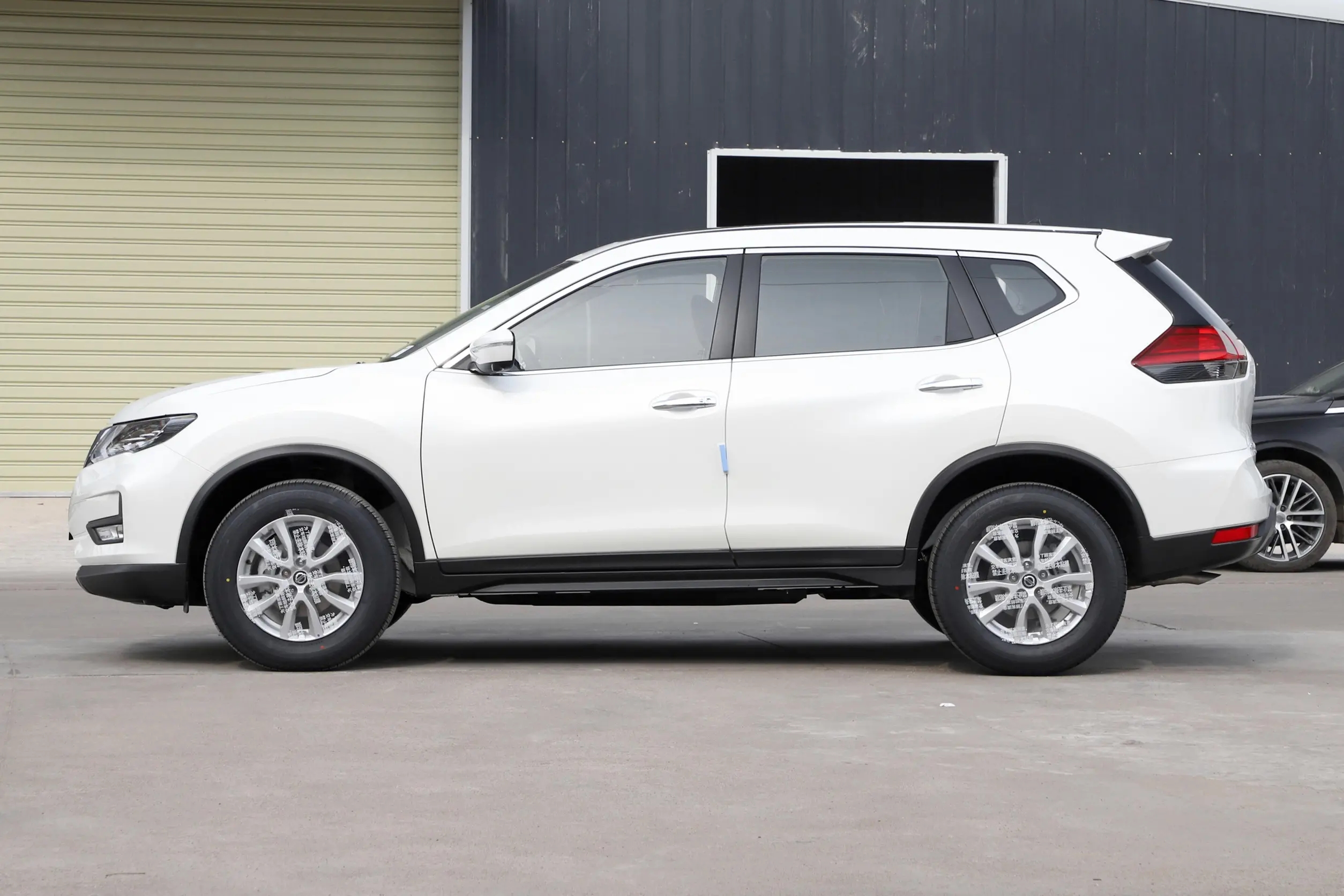 第1台是东风日产的奇骏荣耀.