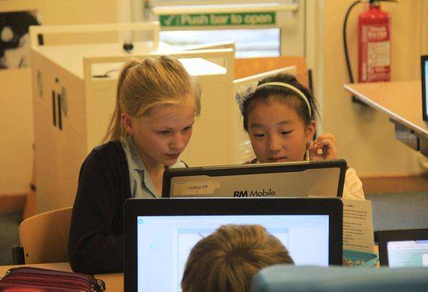 低龄留学备受争议，国外教育就更好吗，某家长直言“你们是仇富”