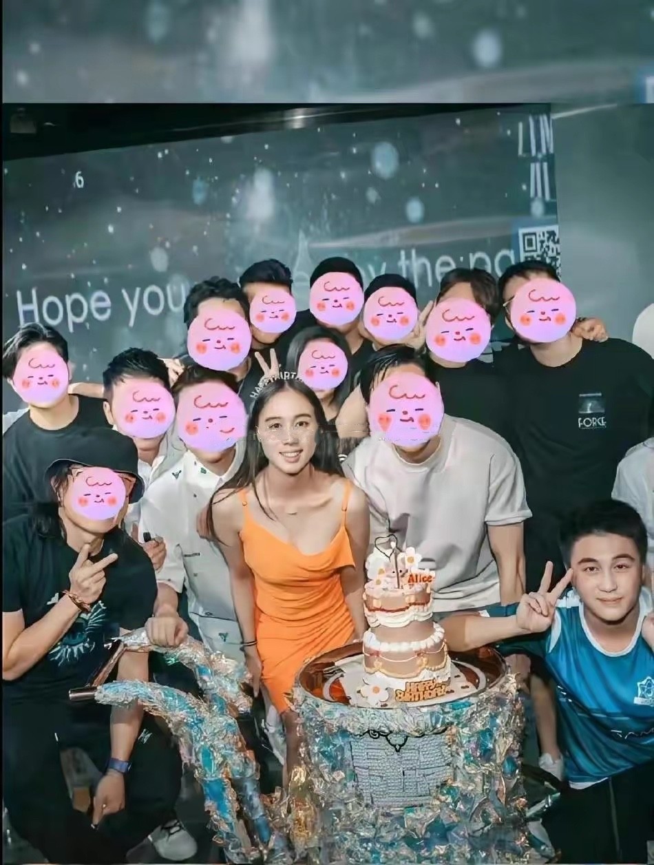 赌王女儿何超欣生日真隆重，穿吊带裙成主角，颜值拉垮没姐姐高级