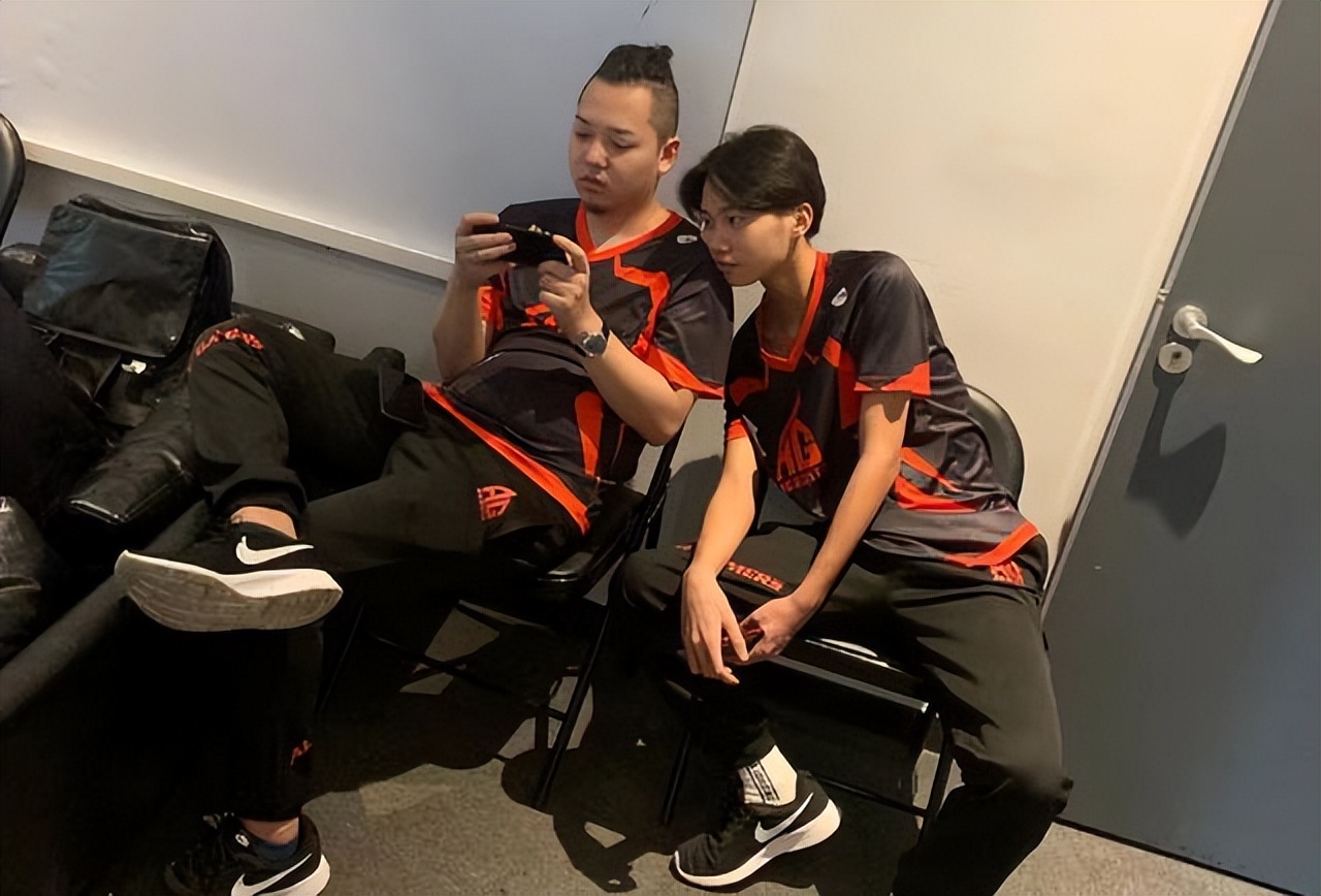 AG成功圈粉了！蓝柚身陷合同纠纷，菲菲动用AG律师团帮助，太暖心