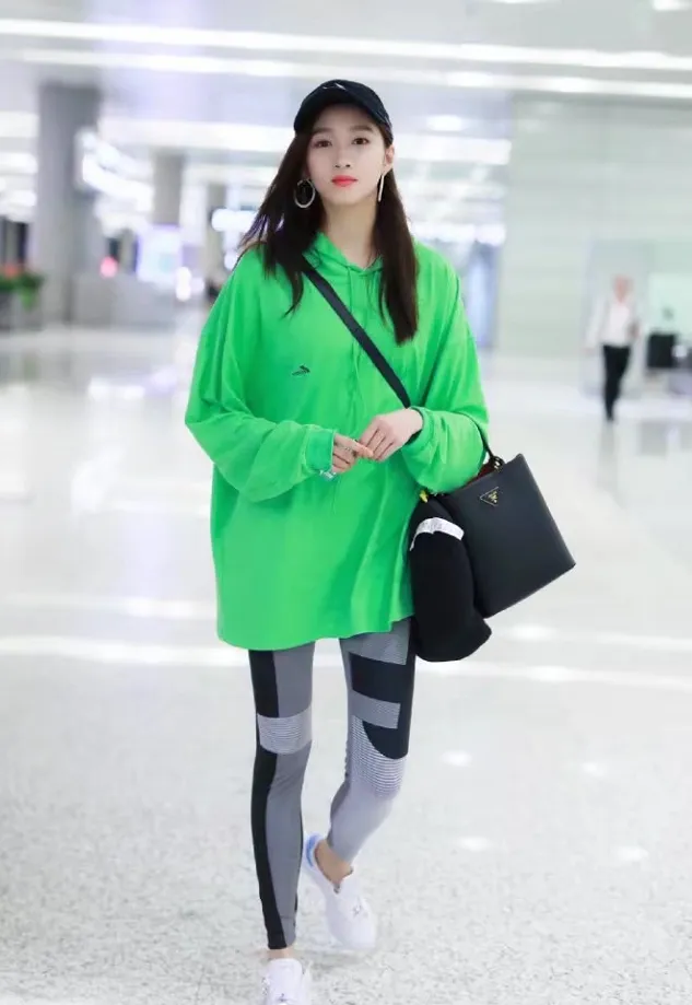 关晓彤是流入人间的仙子吧,穿原谅绿显得皮肤真白,但眼袋有点重