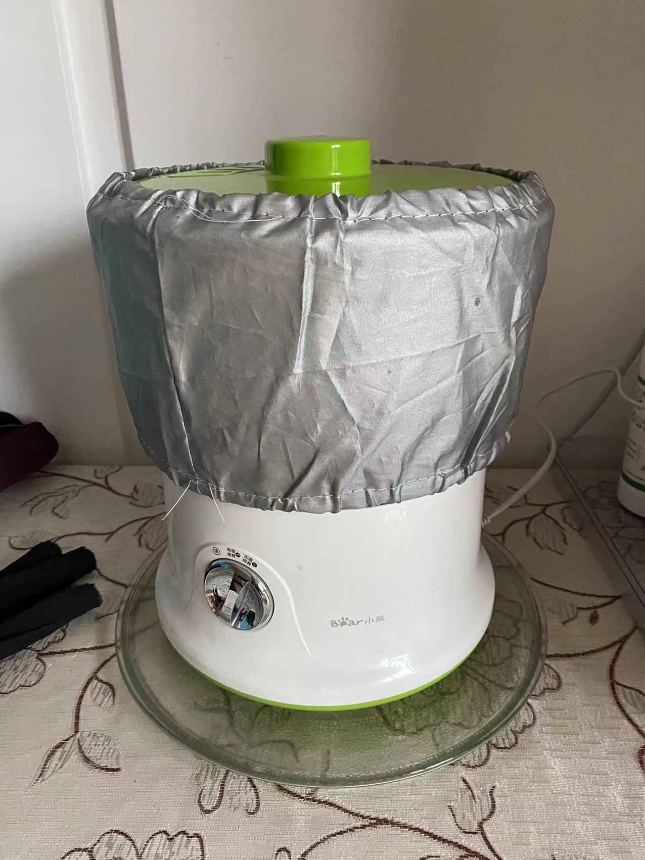 几年前买了个小熊豆芽机,双层的,发绿豆芽还将就,但是发黄豆芽就惨了