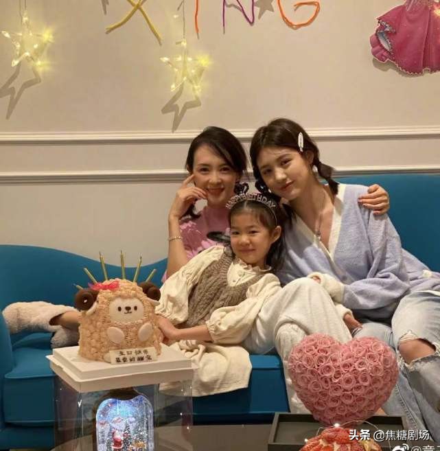 章子怡否认离婚后晒家庭照，汪峰跟2岁儿子穿亲子装，父子俩超像