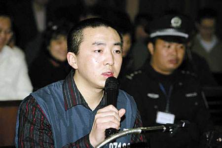 2006年，小伙因ATM机故障多取17万，被判无期后不服，重审改判5年