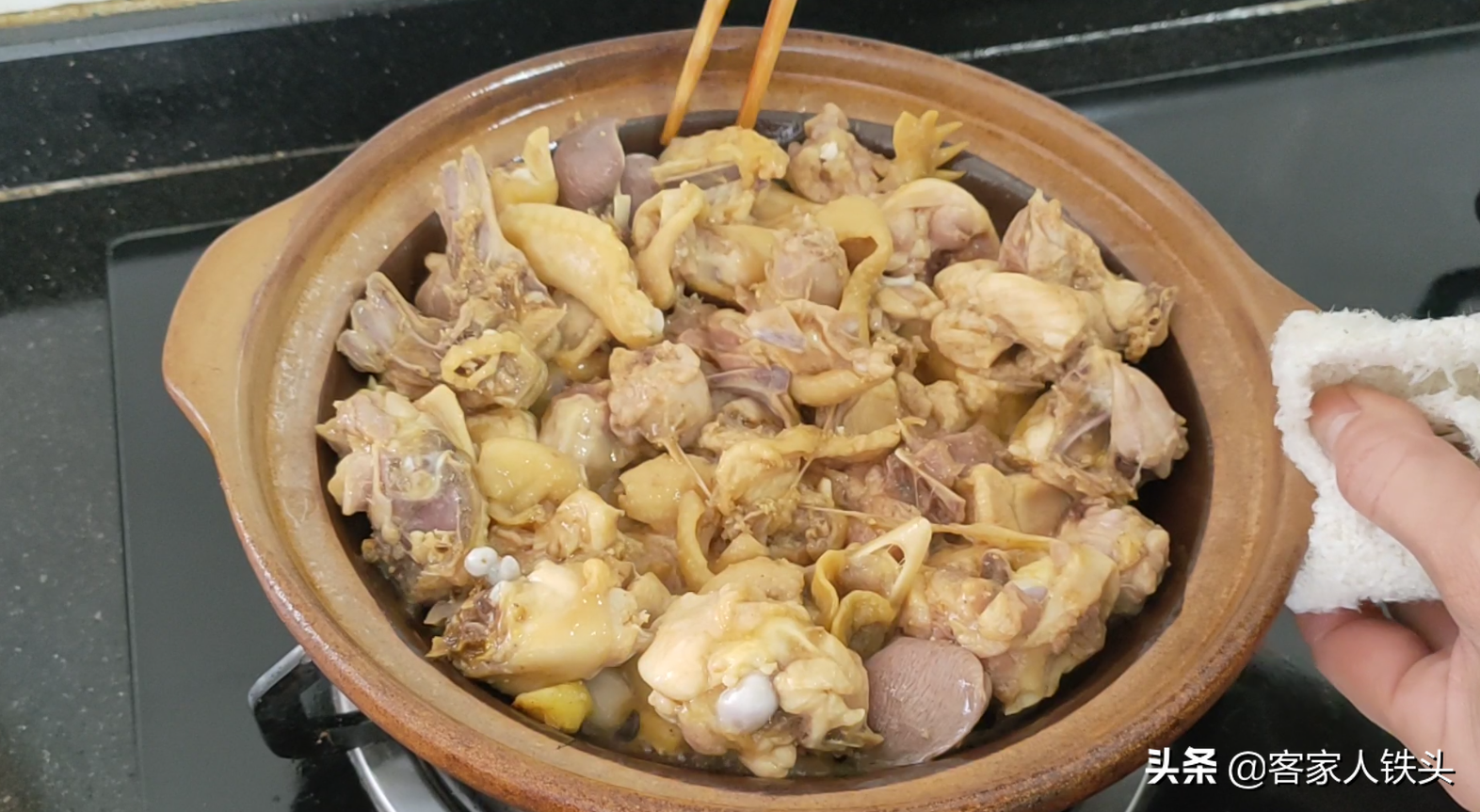 客家葱油鸡，一锅让人吃一次就爱上的家常菜，嫩滑入味吃着很过瘾