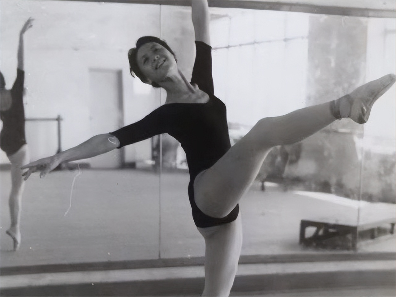 石钟琴：饰演“白毛女”爆红，恋人苦等她十年，今77岁仍热爱舞蹈