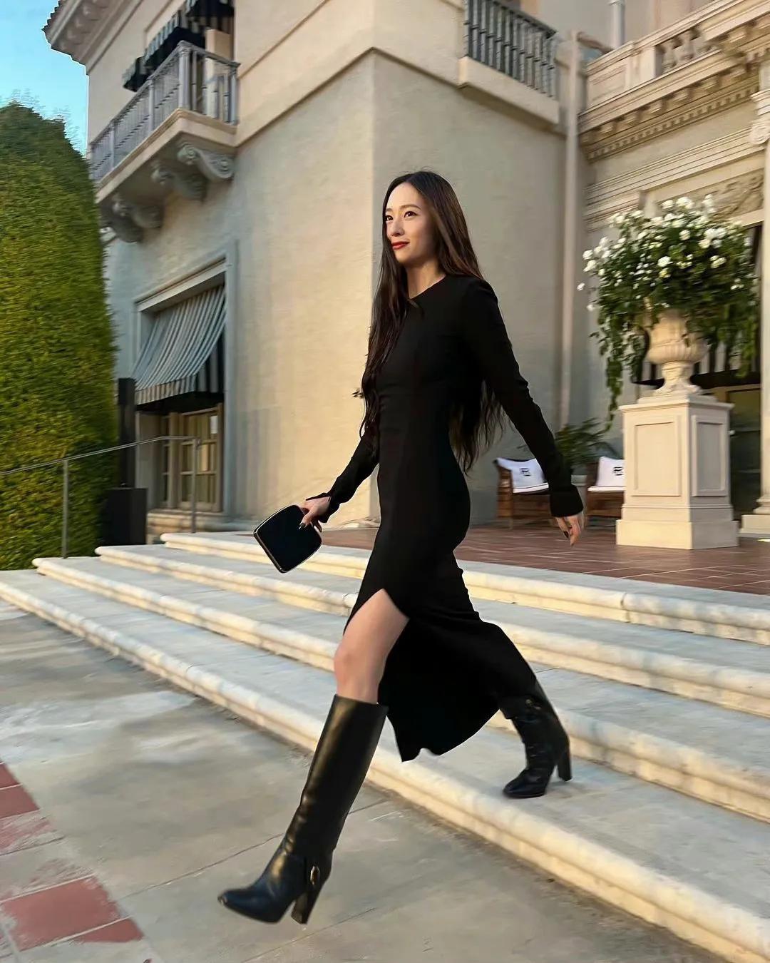 郑秀晶太帅气了，穿长靴搭高开叉黑裙，韩国财阀千金即视感