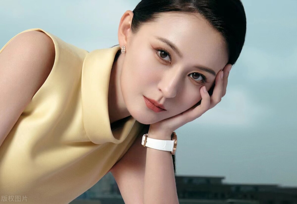 热依扎天台城市大片 黄色裙摆照应美好瞬间