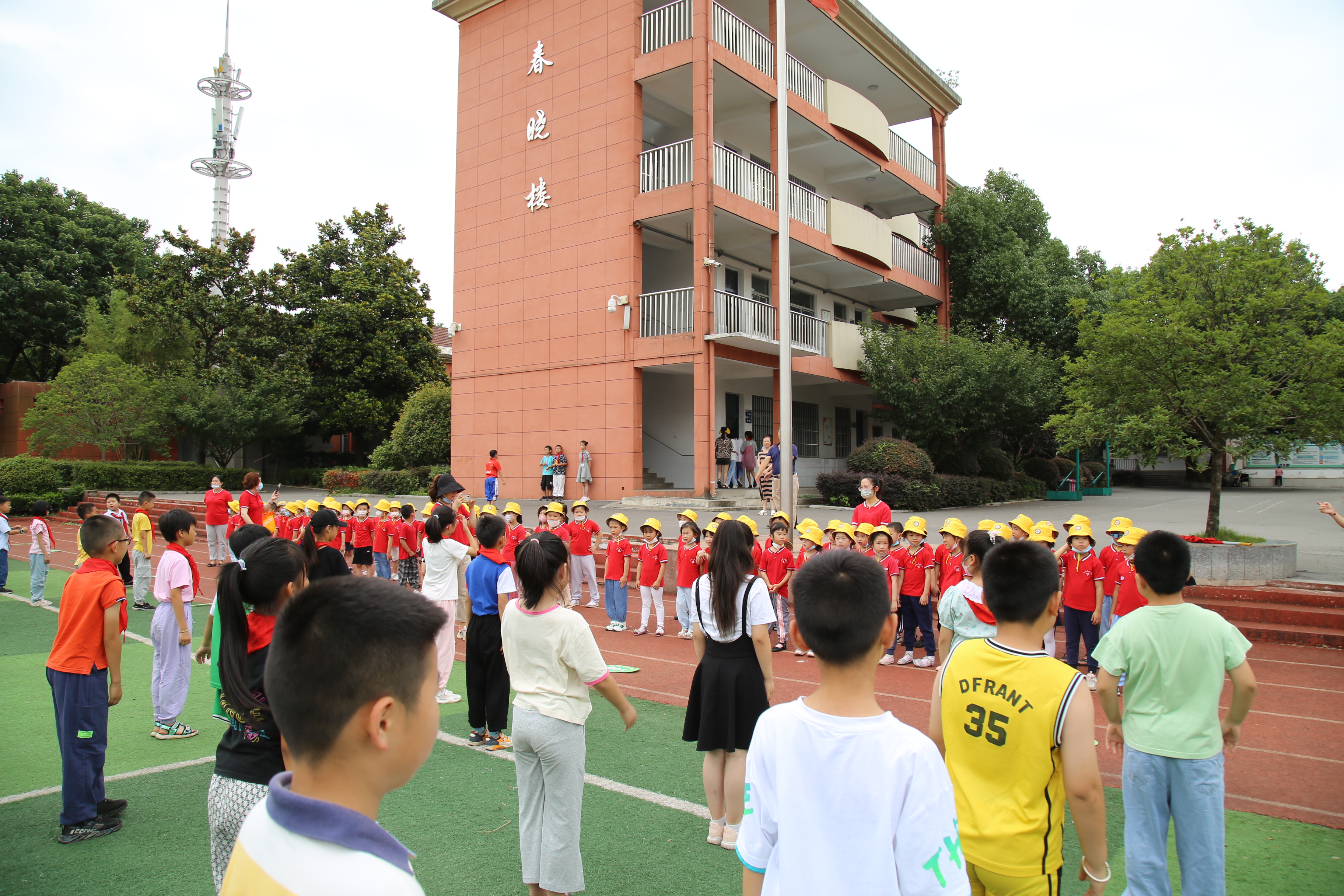 幼儿园孩子进东方红小学 体验小学生活