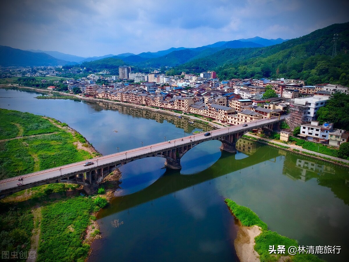 南北流向的石窟河,穿过了蕉岭县,梅县区,这两处地方皆是享誉盛名的