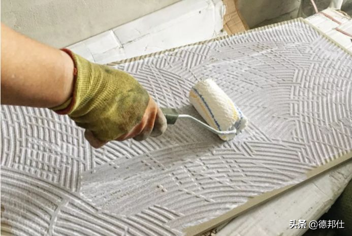 为什么贴砖要用瓷砖胶+背胶？背胶可以掺水吗？