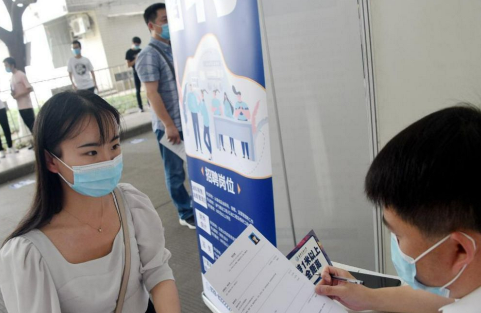 大学生要擦亮双眼，“三方协议”别随意乱签，容易弄丢应届生身份