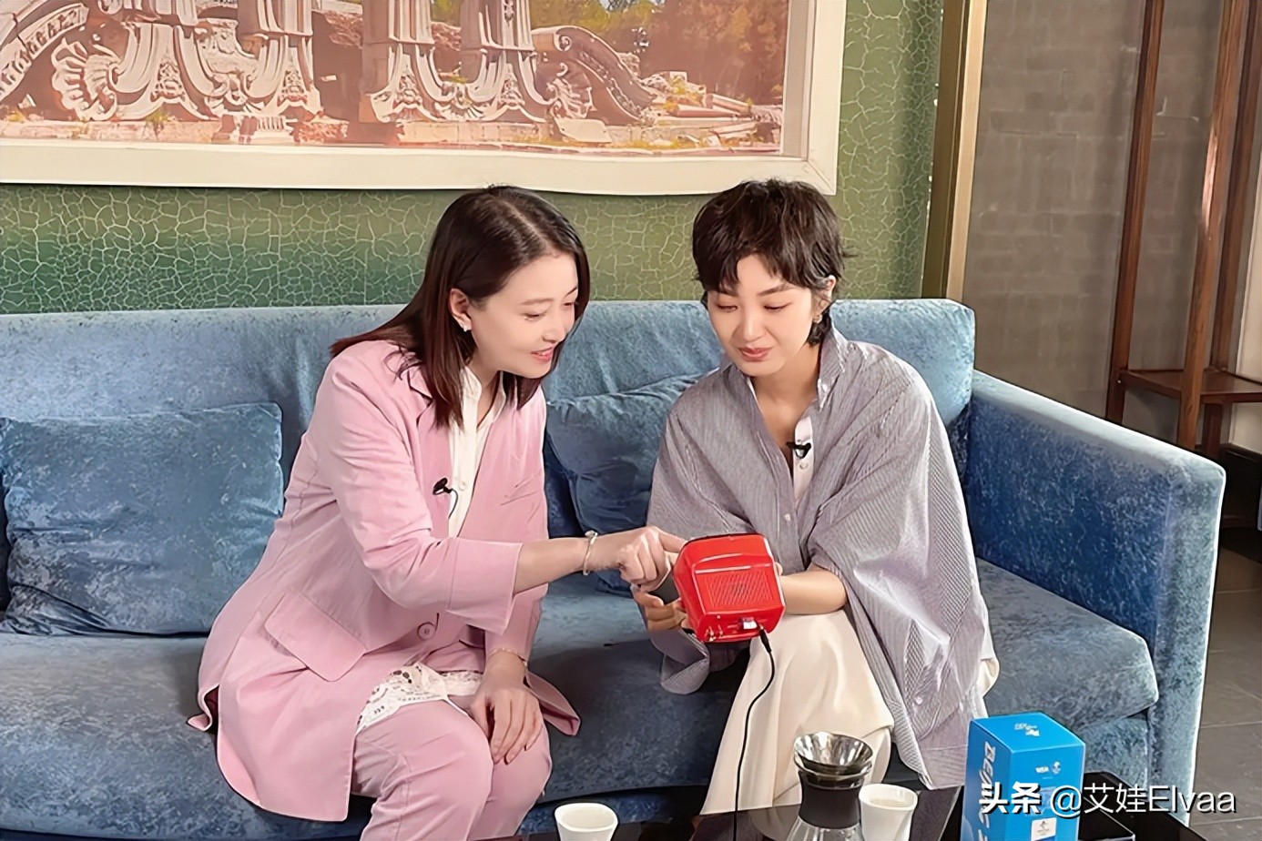 周海媚综艺首秀，穿芭比粉西装美出圈，56岁侧脸五官还是颜值担当