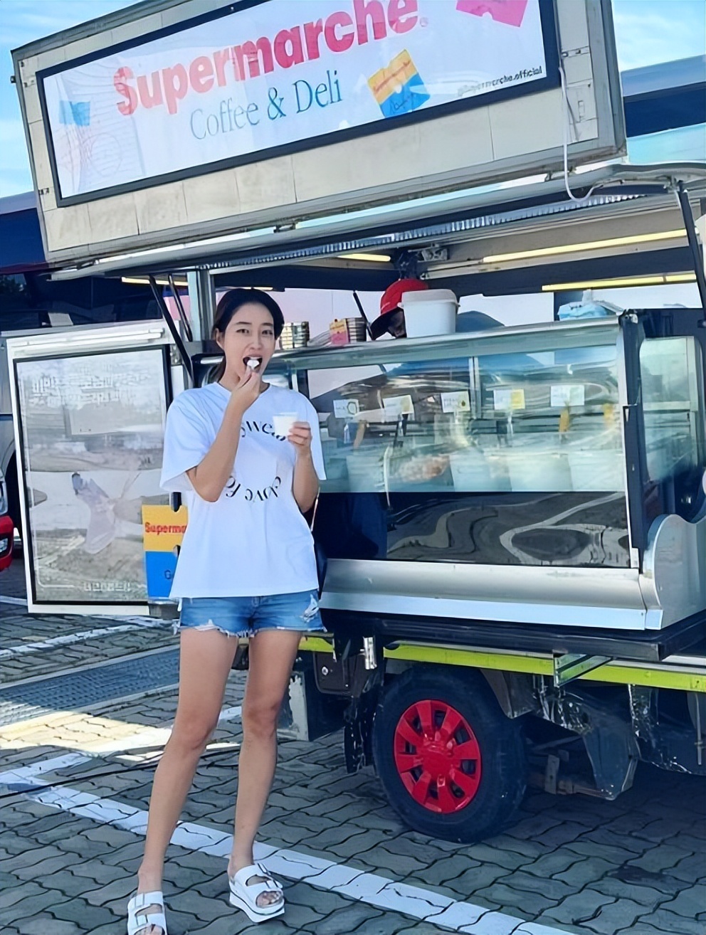 李秉宪娇妻出席活动秀出美背，一个转身火辣本性全泄