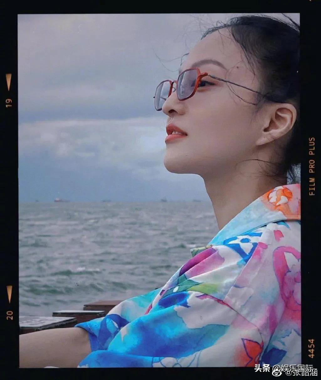 张韶涵扎双丸子头海边度假 笑容灿烂似少女