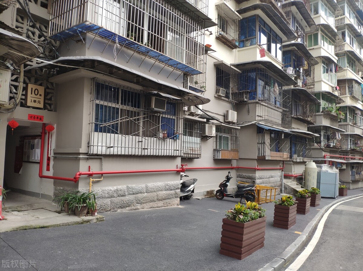 家中起火，消防车却被阻拦在外，户主将物业告上法庭