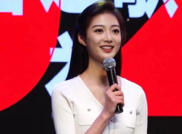 复旦大学“推免生”冯琳，跨年夜华丽亮相，网友却担心她树大招风