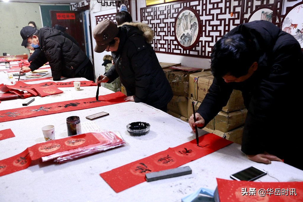 华阴市美术家协会为新闻工作者义写春联表爱心