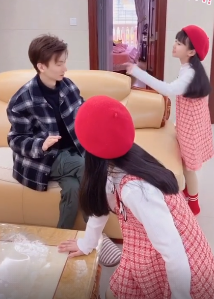 全网最默契姐妹花：“复制粘贴”双胞胎，自学跳舞圈粉1600万