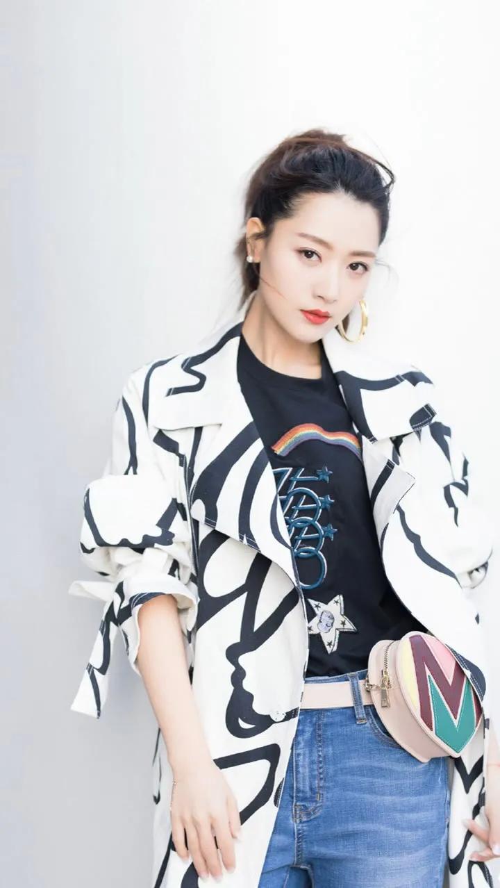 白冰：知性优雅，温婉甜美的邻家女形象非常迷人