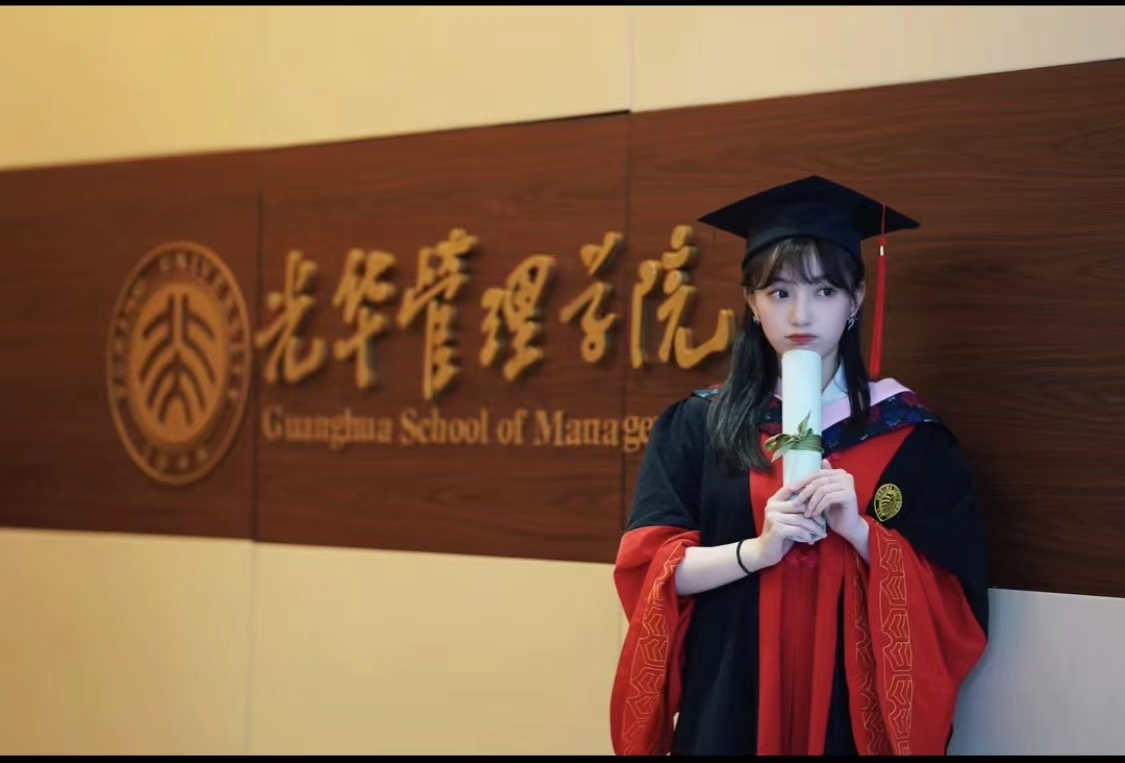 一组北京大学校花毕业照走红，颜值天花板来了，真实身份更是惊人