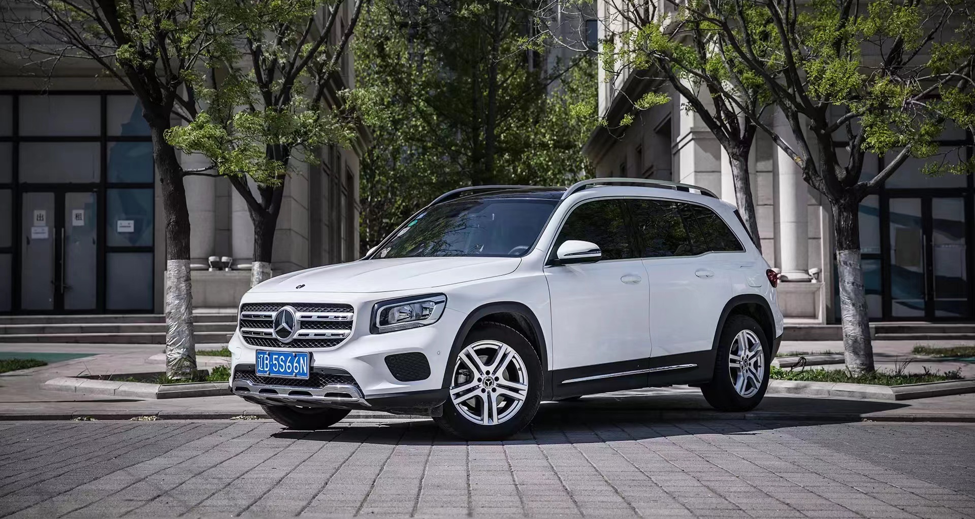 选glb,其实最重要不就是图个奔驰标的大空间suv嘛,这没啥好掩饰的,我