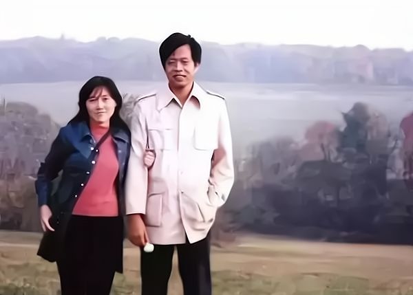 李银河和王小波的爱情真相(40年前身为国内第一性学家的李银河嫁给了