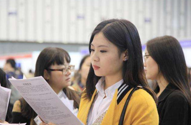 当代大学生的工作状态走红，6张图真实诠释，正逐步放弃的工作