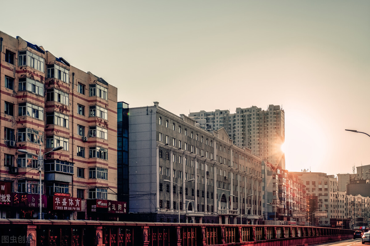 游走城市之间唯美的句子_晶羽文学网