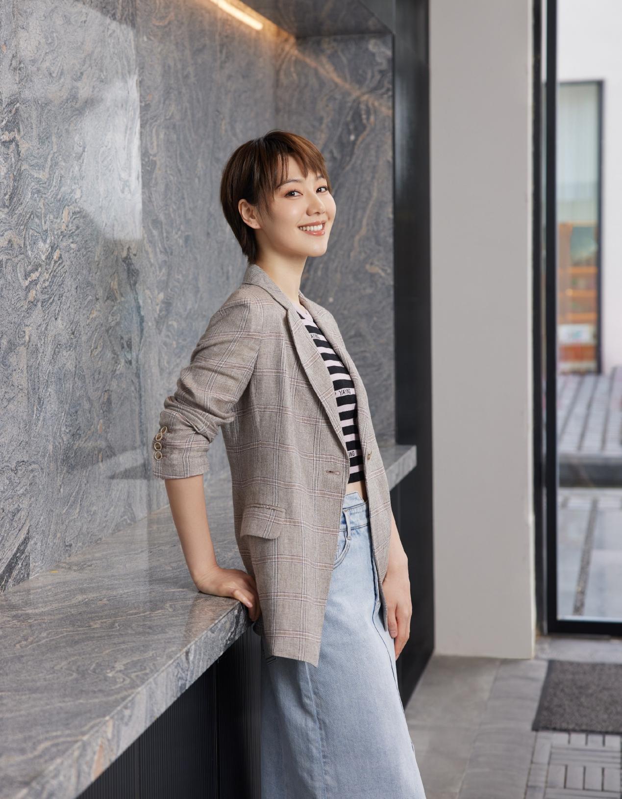 央视主持王冠和曹可凡传绯闻被母亲催婚38岁未婚也幸福