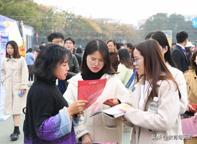 上海2022应届生落户条件公布，至少需要72分以上，你能打几分？
