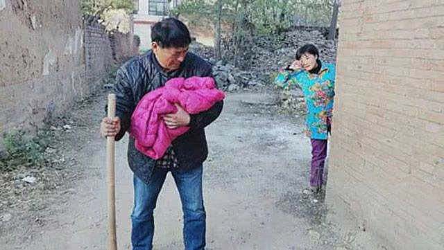 安徽光棍兄弟收养弃婴，给拖拉机装土赚奶粉钱，34年后女婴成教师