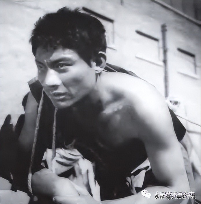 他的家被日寇冲毁，迫于生计当了电车售票员，热爱艺术却被嘲笑“穿号坎”，后因“双枪李向阳”蜚声中国