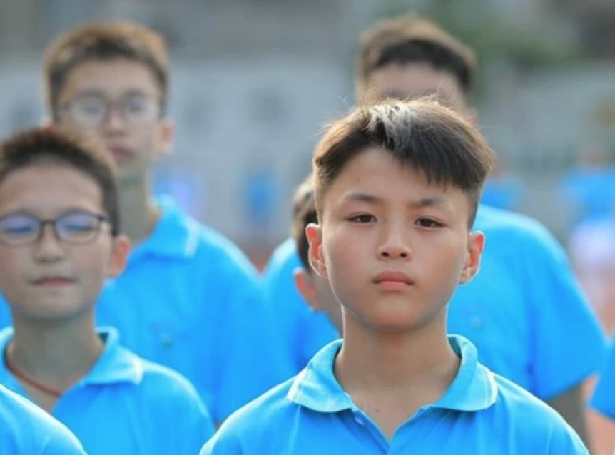 初中生发型新规定，男生发型酷似军人，女生看后“愁眉不展”