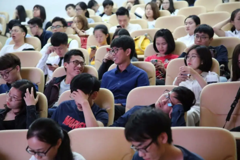 那位自称交不起网费的深大讲师，月薪被曝光，实际金额令人意外