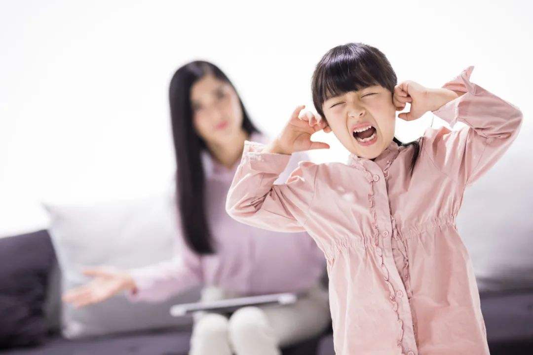 孩子遭受到“校园欺凌”时，父母的反应很关键，3句话别对娃说