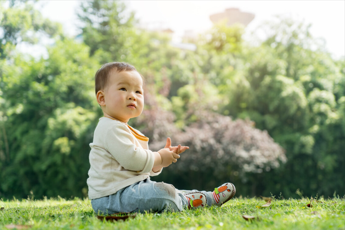 婴儿睡觉头摇来摇去，后脑勺秃一片，是不舒服还是好玩？