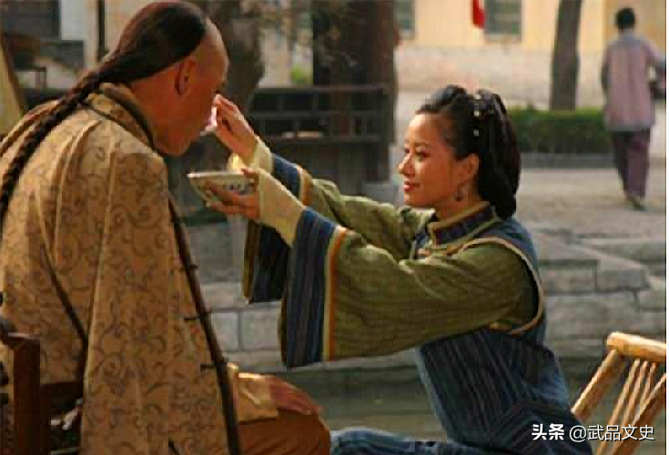 俗语：“窗户再大不是门，女人再强不是人”，看似骂人，实则夸人