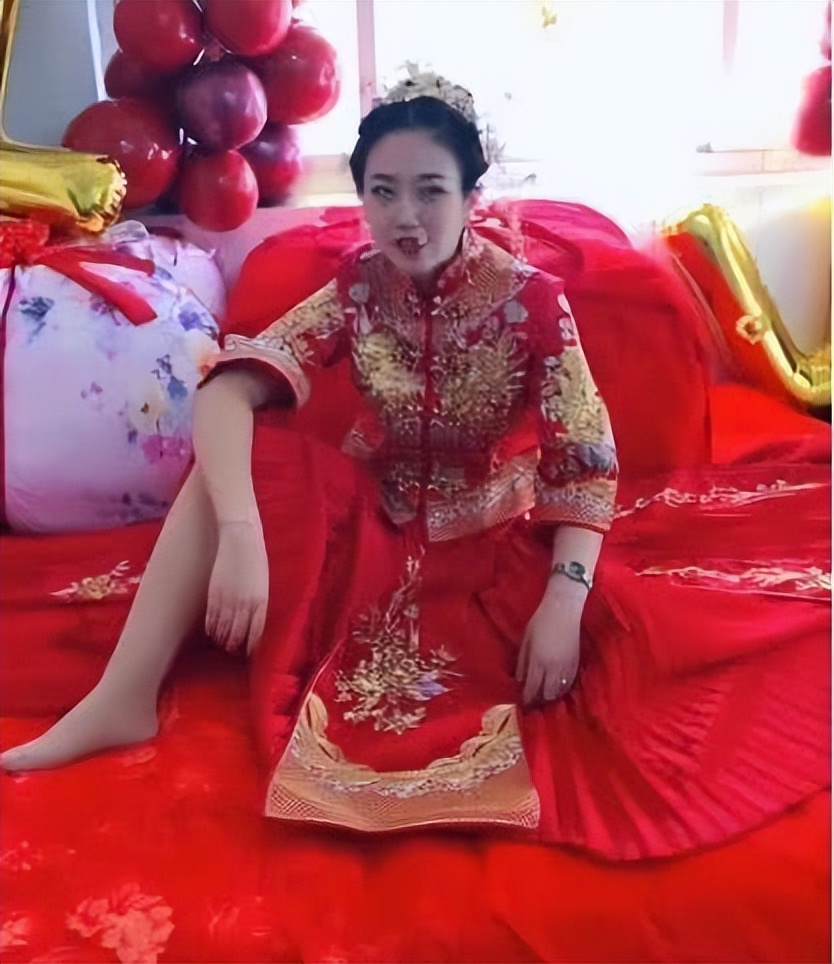 新娘抽烟翘二郎腿,动作娴熟对朋友吐烟圈,网友:夜店没少去