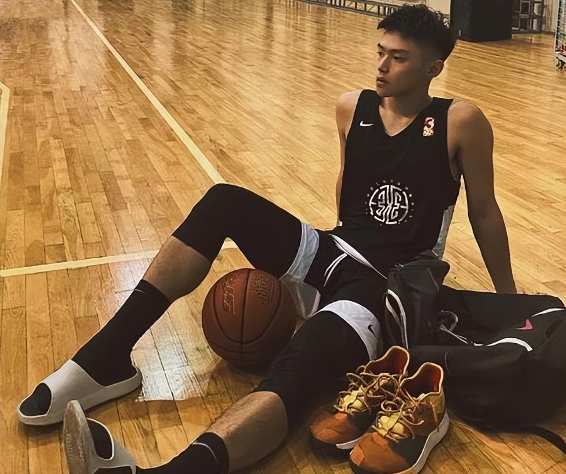 安徽一高校男生走红，气质温润如玉、风度翩翩，古装男二的脸