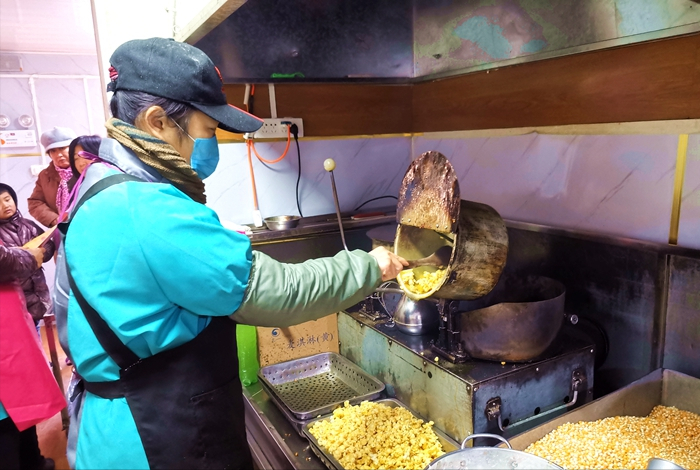 爆米花在中国不过是街头巷尾常见的零食,不少人小时候都见过做爆米花