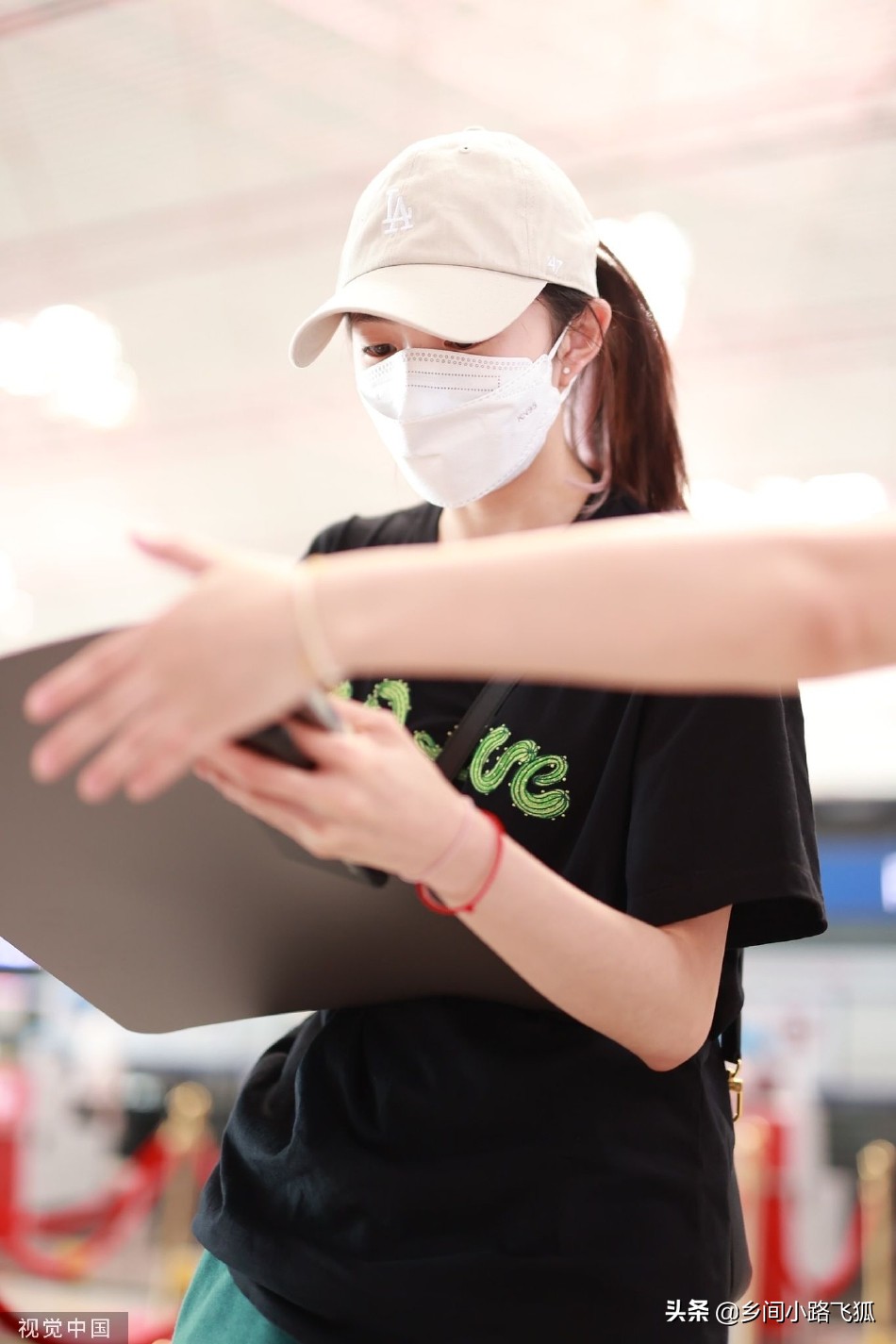 刘浩存现身机场穿搭清爽 与粉丝签名挥手亲切感十足