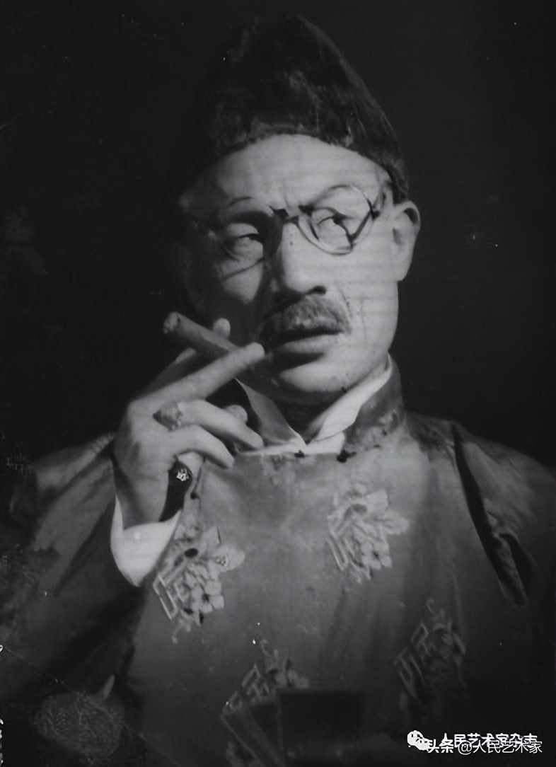 他的家被日寇冲毁，迫于生计当了电车售票员，热爱艺术却被嘲笑“穿号坎”，后因“双枪李向阳”蜚声中国