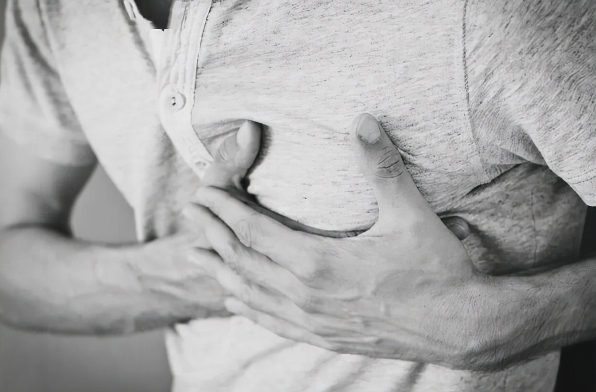 总是胸痛胸闷，是什么疾病导致的？应该如何查，稍微讲一下