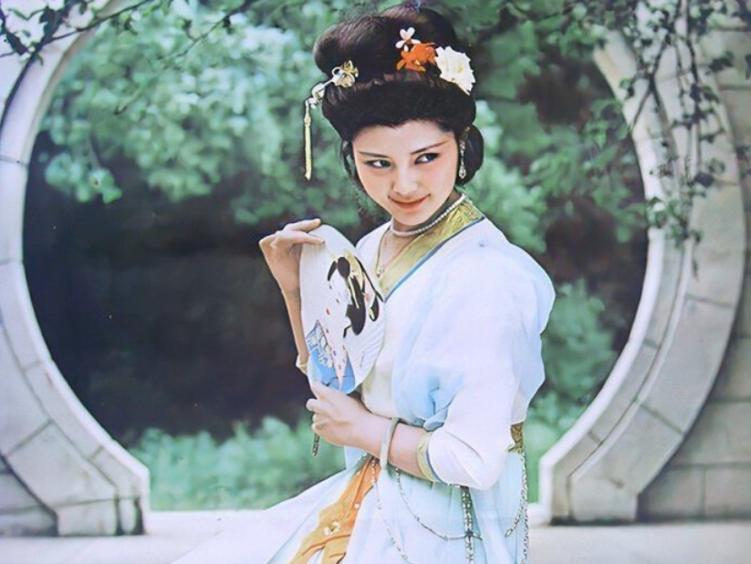 “奶奶级”演员年轻照，皮肤白里透红，笑容甜，个个都是美人胚子