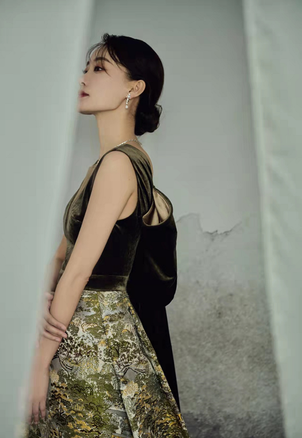 中国风就是最牛的！张小斐穿云锦高定靠文化底蕴美过倪妮，成赢家