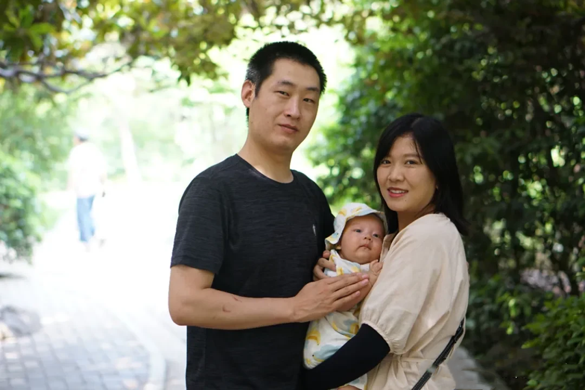 2012年，90后学警车轨救人被轧断双腿，5年后娶照顾他的美女护士