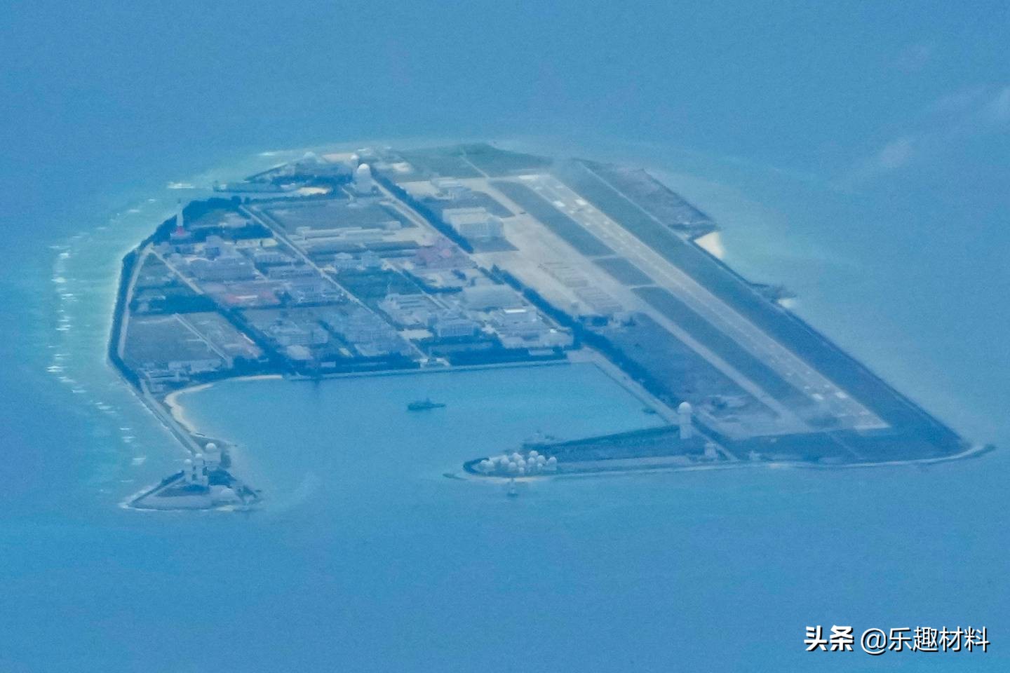 永暑岛面积约2.8平方公里,整岛像一艘巨型航空母舰.