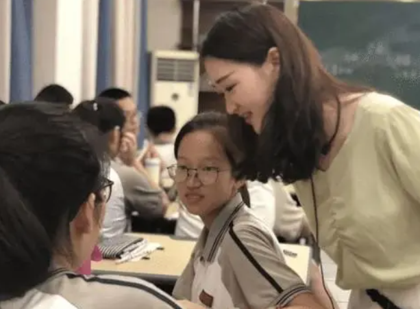 上海震旦女教师被开除后，举报者却受到“牵连”，当事人作出回应