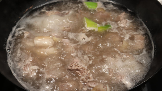 天冷煮羊肉时，牢记“3放4不放”，放错了羊肉会发柴，腥味还大